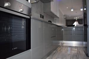 德班Aya Luxury Apartment 84的厨房配有不锈钢用具和柜台