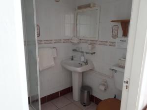 ShannonbridgeLaurel Lodge的一间带水槽和卫生间的小浴室