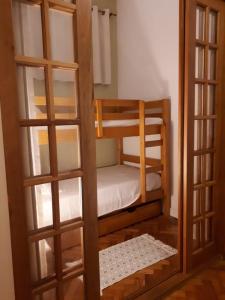 里约热内卢Solar Del Passo的小房间设有两张双层床和一扇门