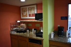 莫德斯托顶点旅馆的厨房设有橙色墙壁和台面