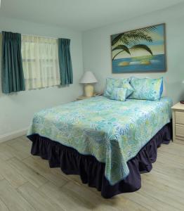 墨尔本塔克维海岸度假酒店的一间卧室配有一张带蓝色棉被的床
