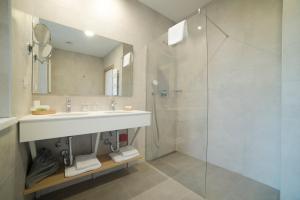 城市栖息地现代舒适套房旅馆的一间浴室
