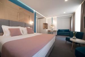 城市栖息地现代舒适套房旅馆客房内的一张或多张床位