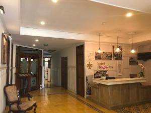 圣何塞福乐尔德里斯酒店的走廊上设有厨房和一个柜台