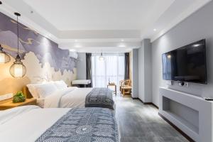 重庆重庆偶然间江景酒店（洪崖洞店）的配有一张床和一台平面电视的酒店客房