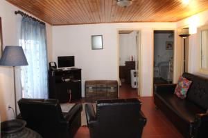 ProvesendeCasa Cimo Vila的客厅配有沙发和椅子