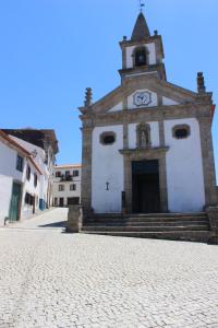 ProvesendeCasa Cimo Vila的鹅卵石街道上一座教堂