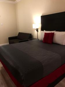 圣布鲁诺Gateway Inn and Suites San Francisco SFO Airport的一间卧室配有一张带红色枕头的大床