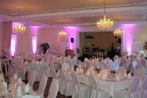 帕德博恩夜莺沃德酒店的宴会厅配有白色的桌椅和吊灯