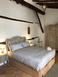 莫拉塔利亚El Portal de Moratalla的一间卧室配有一张带木制床头板的床