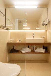 波尔托罗贝尔纳丁酒店的一间带水槽和镜子的浴室
