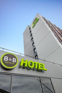 波尔多B&B HOTEL Bordeaux Centre Gare Saint-Jean的建筑顶部的酒店标志