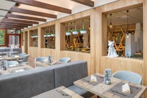 卡奇山口卡奇山法肯斯特诺俱乐部酒店的餐厅拥有木墙和桌椅