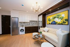 河内Hong Gia Tue Apartment的带沙发的客厅和厨房