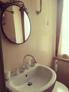 MontecerboliB&B La Rondinella的一间带水槽和镜子的浴室