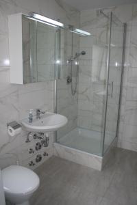 弗里森海姆Eisberg Gästehaus & De Luxe Appartements的带淋浴、盥洗盆和卫生间的浴室