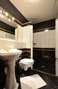  科特维尼金色酒店的一间浴室
