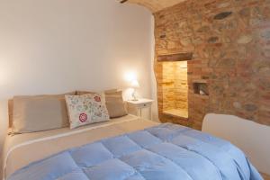 Notaresco卡萨莱阿尔隆蒂尼住宿加早餐旅馆的一间卧室设有一张床和石墙