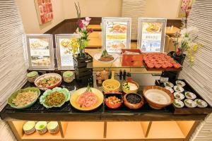 福冈福冈法华俱乐部酒店的自助餐,餐桌上供应不同类型的食物