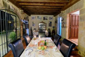 圭梅斯Posada Camino del Norte的用餐室配有长桌、椅子和桌子