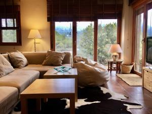 Albalate de ZoritaCasa Rural Lago Bolarque的客厅配有沙发和桌子