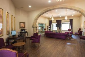 布拉加Vila Gale Collection Braga的客厅配有紫色沙发和椅子