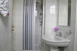 伊斯基亚Hotel La Marticana的白色的浴室设有水槽和淋浴。