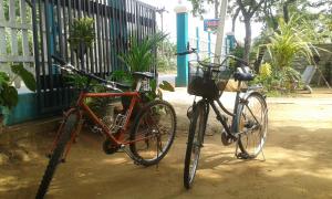 丹不拉Family Nest的两辆自行车停在围栏旁边