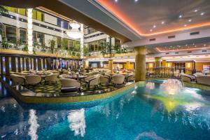 维斯瓦格勒比斯基维斯拉酒店的酒店游泳池设有椅子和餐厅
