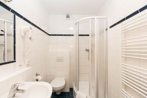 卡罗维发利波士顿酒店的浴室配有卫生间、盥洗盆和淋浴。