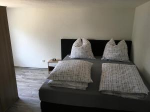 ElsterheideFerienhaus Seenland的一间卧室配有带白色枕头的床