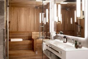 赫尔辛基赫尔辛基圣乔治酒店的带淋浴、盥洗盆和镜子的浴室