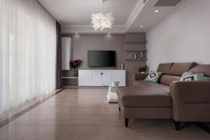 马林斯卡Luxury Rooms Vila Carissa的带沙发和电视的客厅