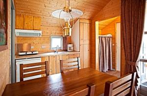 LEGOLAND Wild West Cabins的厨房或小厨房