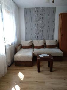 格但斯克Mieszkanie Jelitkowo的客厅配有沙发和桌子