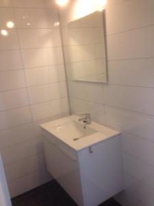 RaulandMalenes Ferieleiligheter的白色的浴室设有水槽和镜子