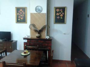 隆达文塔拉维加乡村旅馆的用餐室配有桌子和墙上的风扇