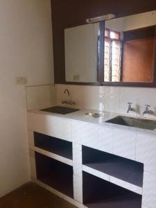 安博塞利Amboseli Eco Camp的浴室设有2个水槽和镜子