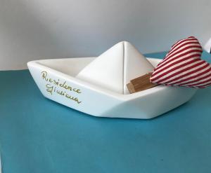 莱乌卡Residence Giuliana的一条白色的小船,有红色和白色的船首