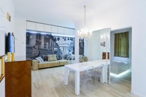 卢布尔雅那sLOVEnian ART STORY的客厅配有白色桌子和沙发