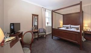 珀斯萨鲁塔什酒店的酒店客房设有一张大床和大镜子