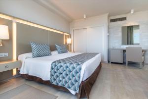 美洲海滩尔卡诺春天酒店的酒店客房设有一张大床和一张书桌。