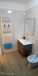 莱切B&B Excelsior的一间带水槽、卫生间和镜子的浴室