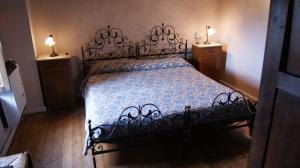 庞扎诺罗马诺伯爵农家乐的卧室内的一张黑床,带两个床头柜