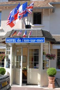 滨海利翁海狮酒店的两个英国国旗在狮子旅馆冲浪时相遇