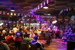 沙努尔竞技场生活民宿的一群人坐在酒吧里