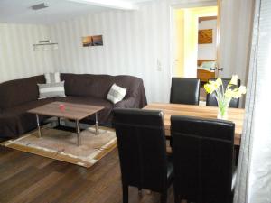 于克里茨Haus Frohsinn的客厅配有沙发和桌子
