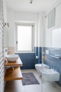 维罗纳B&B agli Orti的一间带水槽和卫生间的浴室以及窗户。