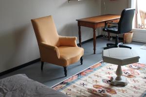 南特Chambre d'hôte的一间卧室配有书桌、椅子和书桌