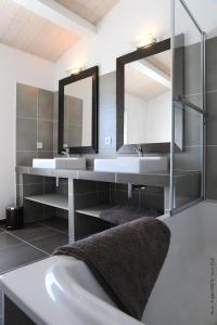 拉弗洛特villas des phares的浴室设有2个水槽和镜子